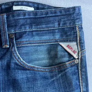 Sköna replay jeans av en lite äldre model. Hör av dig vid funderingar och intresse.