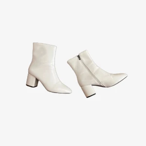 Vita ankleboots - har bara använt 2 gånger (säljer dom eftersom jag aldrig har på mig dom) Sköna och lätta att gå i <3