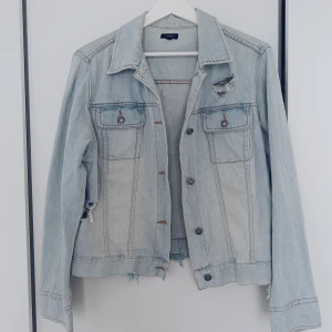 Jeansjacka  - Jeansjacka med slitningar från Lindex🌸✨ Frakten tillkommer