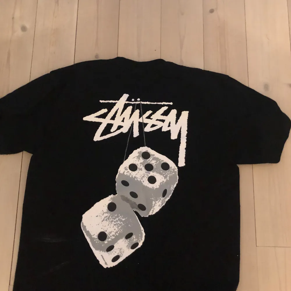 Asfet stussy tisha i strlk xs-s, storleken är M men passar super på xs-s. Hör av er via mer funderingar och frågor😇🎲. T-shirts.