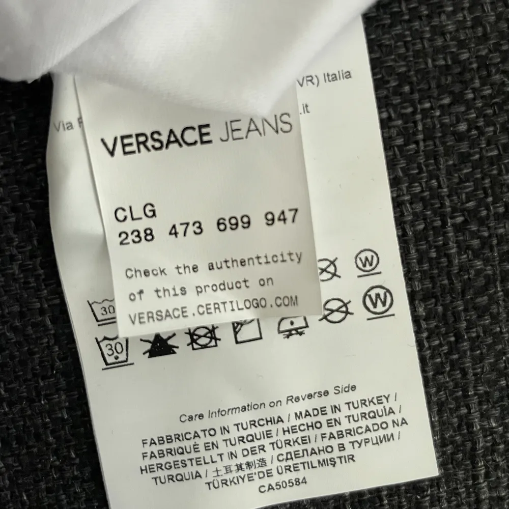Versace Jeans t-shirt storlek S, aldrig använd.. T-shirts.