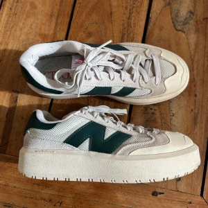 New balance  - Jätte nice New balance CT302 sneakers i färgen vit/grå och grön. Använda ett fåtal gånger,  Köpte för liten storlek -    Köpare står för frakt 