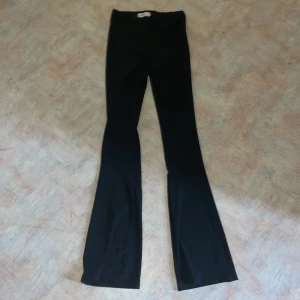 Utsvängda byxor  - Säljer nu dom här utsvängda byxorna som är i storlek 160 jag passar i dom och jag är 170 och har vanligtvis storlek S hör av er vid frågor, priset kan ändras vid snabb affär 💗