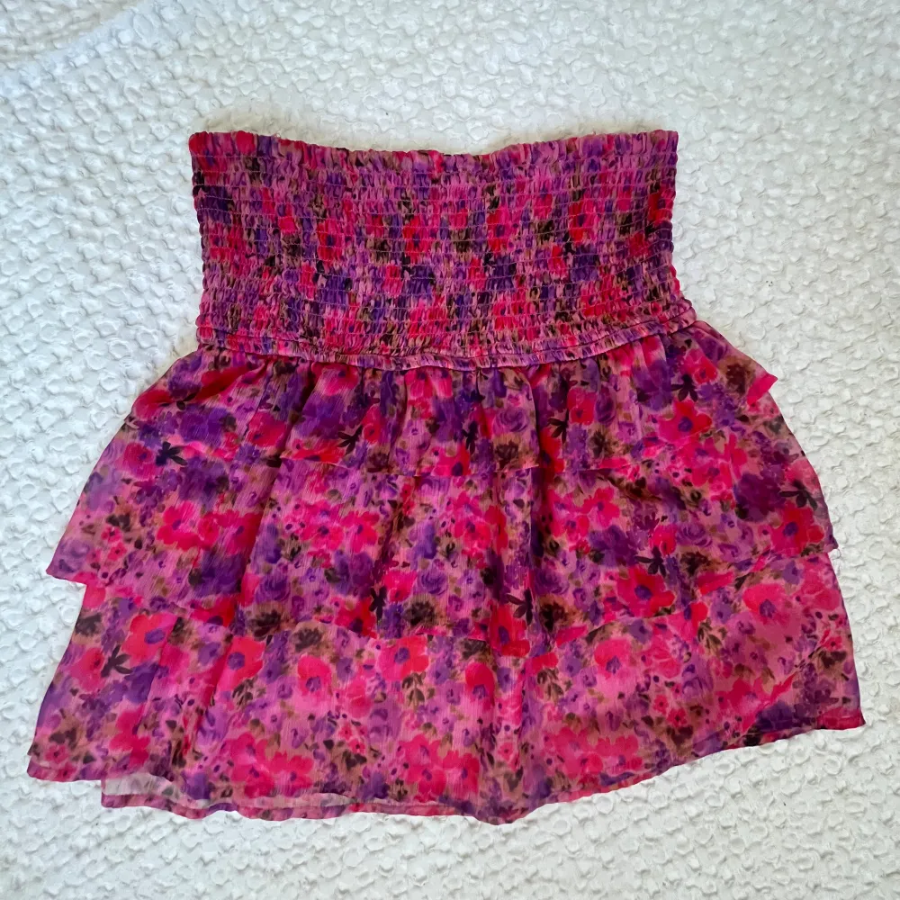 Fin kjol från bikbok som ej säljs längre! Superbra skick, minns inte nypris men säljer för 200💕💕. Kjolar.