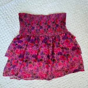 Fin kjol från bikbok som ej säljs längre! Superbra skick, minns inte nypris men säljer för 200💕💕