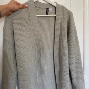 Kofta  - Fin kofta från hm💗 fin färg. Inga fläckar och som ny 🫶🏼💗 möts i Göteborg eller fraktar. De står att den e xs men den e en stor xs så den passar lätt en s/ m/ small l. Skulle säga one size 