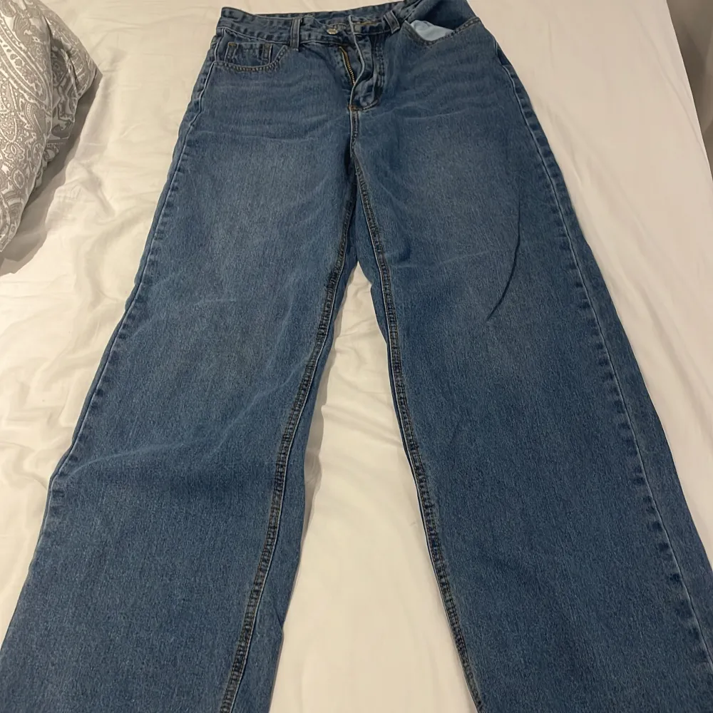 Baggy mörkblåa jeans, oanvända och i bra skick. Jeans & Byxor.
