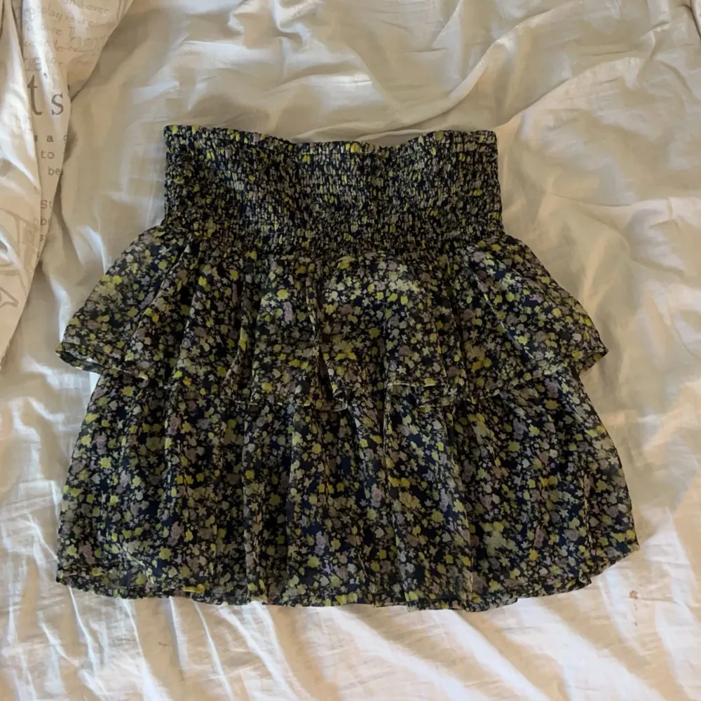 Säljer denna vero Moda kjol då den inte kommer till användning, köpt för 1 är sen men knappt använd💕💕. Kjolar.