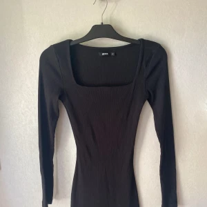 Klänning - 🖤Svart ribbad klänning från bikbok. Storlek XS.  Fint skick och inga defekter🤍🖤