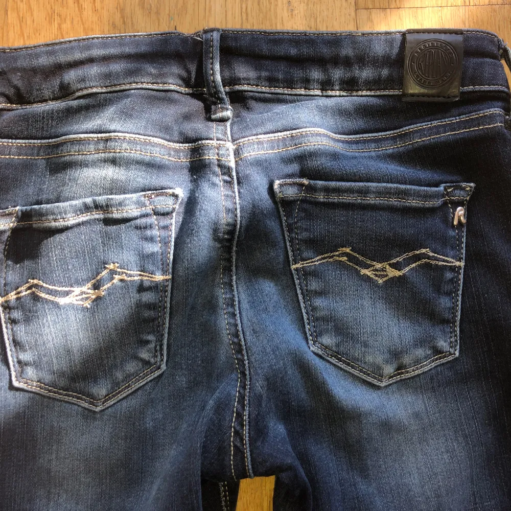 Riktigt feta Replay jeans är lite för små för mig nu pris 1000kr mitt pris 190kr. Jeans & Byxor.