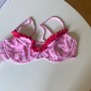 Bikini - Säljer denna jättesöta bikiniöverdel i storlek 75 D. Endast testad och prislappen finns därmed kvar.  Beställt från Nelly. Nypris 249kr. Mitt pris 225 kr.  