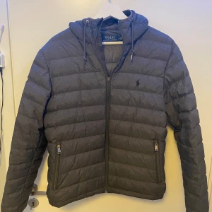 Ralph Lauren Jacka - Stilren jacka perfekt för sena sommarkvällar/Höst Kan eventuellt byta för skor/parfym