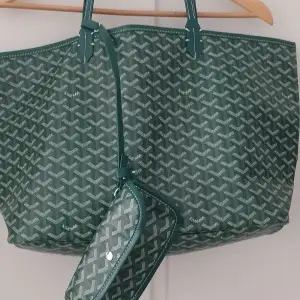 Säljer en helt ny oanvänd Goyard liknande väska ser identisk ut med den riktiga väldigt fin.  Med dustbag. Pris kan diskuteras vid snabb affär 🙂