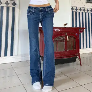 Låga vintage jeans i bootcut med ”kristall”- knappar❤️ midja 87cm & Innerben 82❤️stretchiga. Jag är ca 165