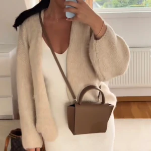 Lindex kofta - LÅNADE BILDER!!  Säljer min superfina Lindex kofta i storlek M/L. Den är slutsåld på hemsidan. Säljer då den ej kommer till användning. Skriv för egna bilder☺️🫶🏼