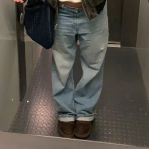 Skitsnygga zara jeans - Säljer min superfina oversized jeans pga viktnedgång så dem ramlar tyvärr av men de är sparsamt använda, lite slitna i nedre delen vid hälen eftersom de är så långa.