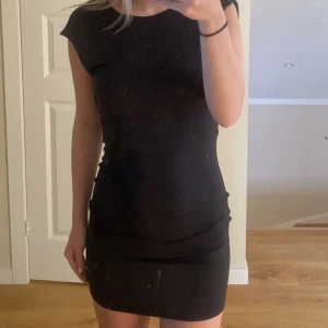 klänning med öppen rygg - svart klänning från bershka med öppen rygg