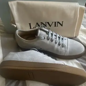 Säljer dessa unika och väldigt snygga Lanvins skor. Helt nya och allt medföljer. Möts upp i Stockholm eller skickas mot fraktkostnad. Kan skicka fler bilder om så önskas