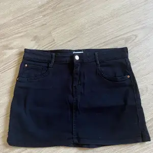 Svart mini kjol från Gina tricot.  5 ficks modell,Stretchig  inte mkt använd. Str 40