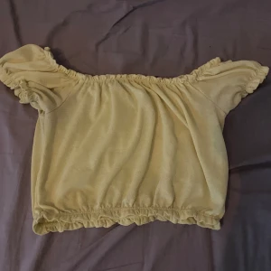 Kroppad t-shirt - Lite genomskinlig och väldigt stretchig å fin
