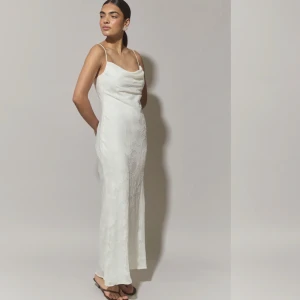 Vit Klänning  - Såå fin klänning! Säljer pågrund av ingen användning för den.💗💗💗