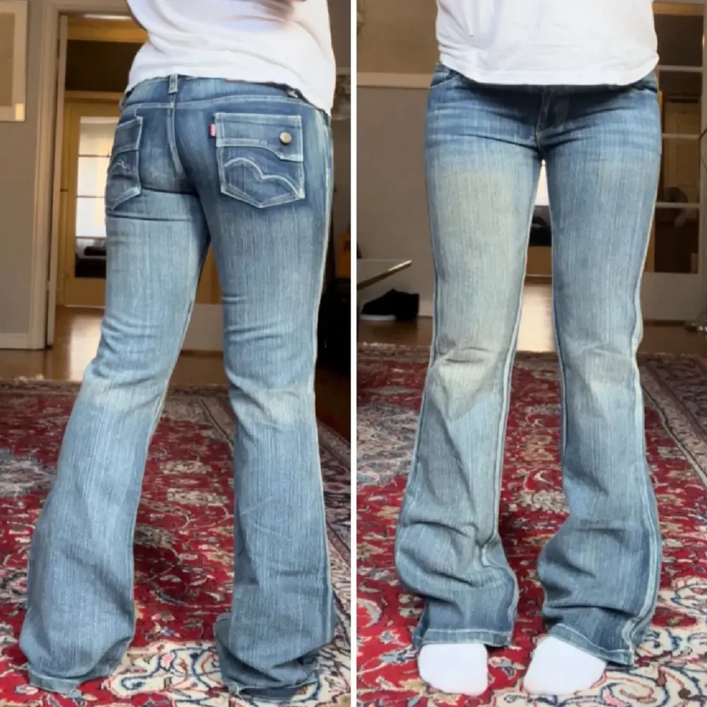Säljer dessa lågmidjade bootcut jeansen, midja rakt över: 39cm, innerben: 78cm ❤️ Står storlek L inuti men uppskattar till S ❤️ Den ena ”bälthaken” är lös (se sista bilden) annars är de i toppen skick 🫶. Jeans & Byxor.