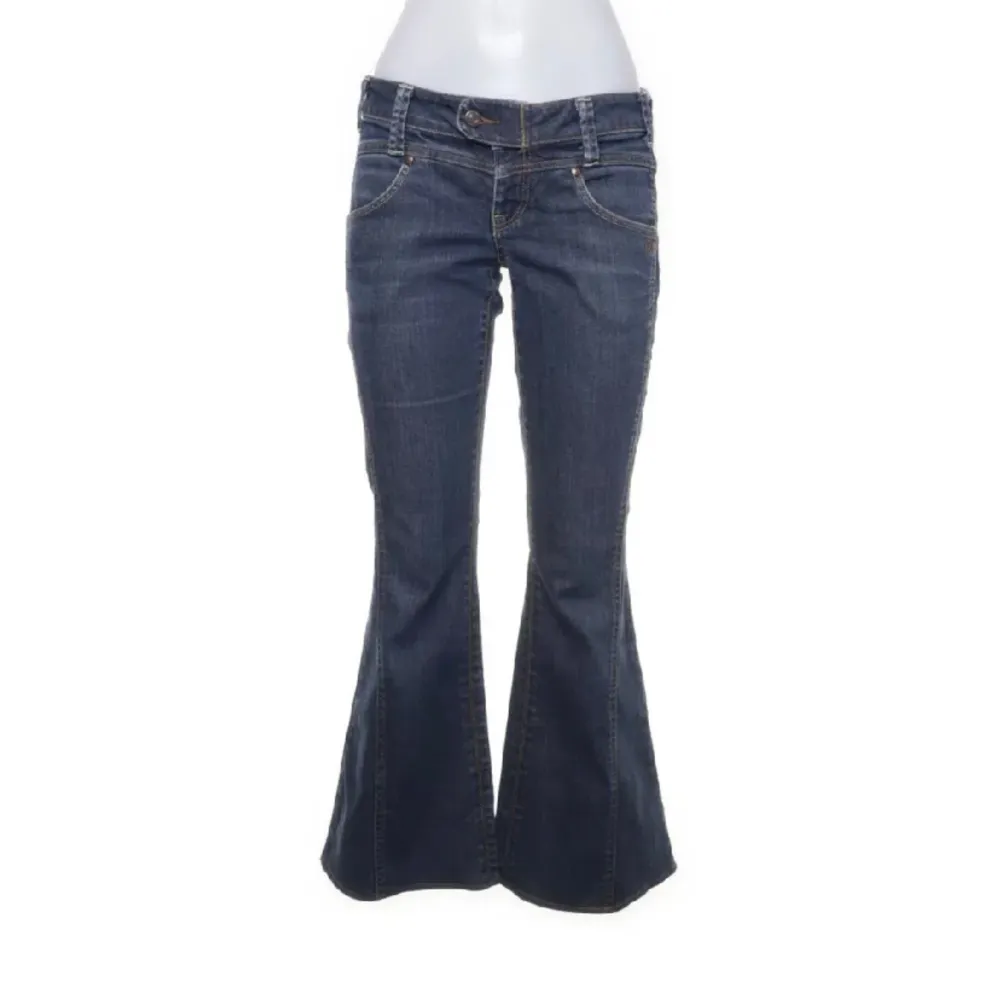 Fina jeans som tyvärr var lite för stora! Vet inte strl men midjemåttet är 77!💕. Jeans & Byxor.