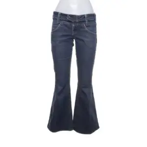 Fina jeans som tyvärr var lite för stora! Vet inte strl men midjemåttet är 77!💕