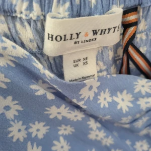 Blommig klänning  - Inga defekter, fint skick. Ny pris 399:- Köparen står för frakten. Köpt på Lindex