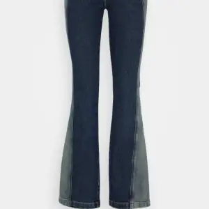 Så coola jeans från weekday i jättebra skick. Storlek 27.30 Köparen står för frakten❤️ 