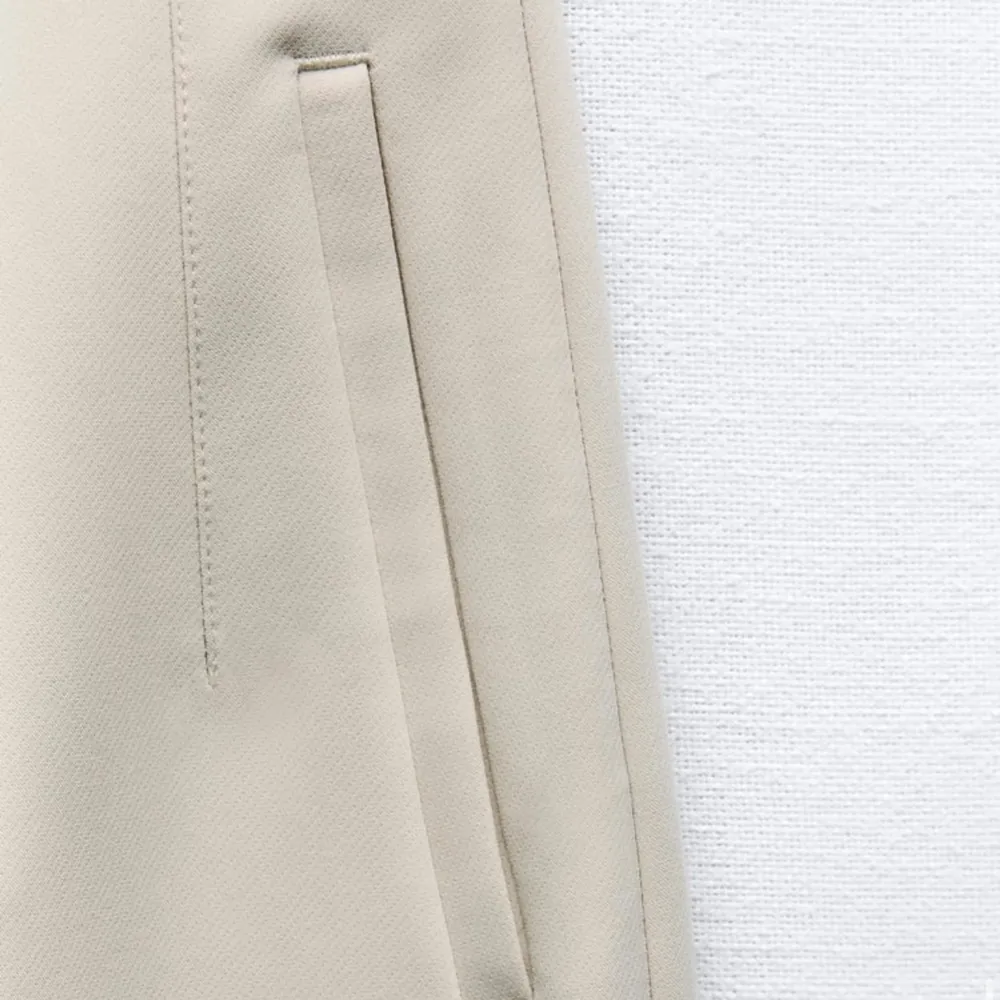Oanvänd högmidjad kosymbyxa från Zara. Färg: beige. Väldigt bekväma byxor med fin passform och skönt & exklusivt materiel!   . Jeans & Byxor.