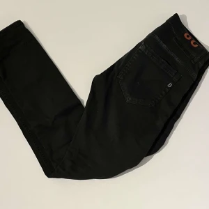 Dondup geogre - ”Dondup George jeans” | Skick: 9/10 | Storlek: 28 | Nypris: 3499 | Vårat pris: 999| Skriv vid eventuella frågor eller funderingar!