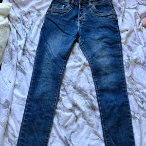 Marinblåa jeans - Anväda flertal gånger, men inget hål och passar bra. skulle säga att dem är i mycket bra skick. 