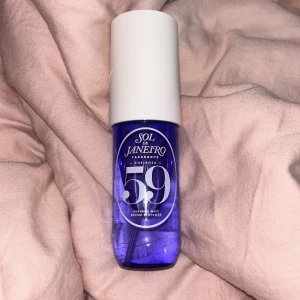 sol de janiero bodymist 59 - Säljer denna bodymisten ifrån sol de janiero för den kommer inte så mycket till användning pga att det är inte min typ av doft :) köptes för 300kr!