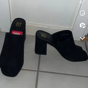 Svarta sandaletter - Svarta sandaletter i mocka.