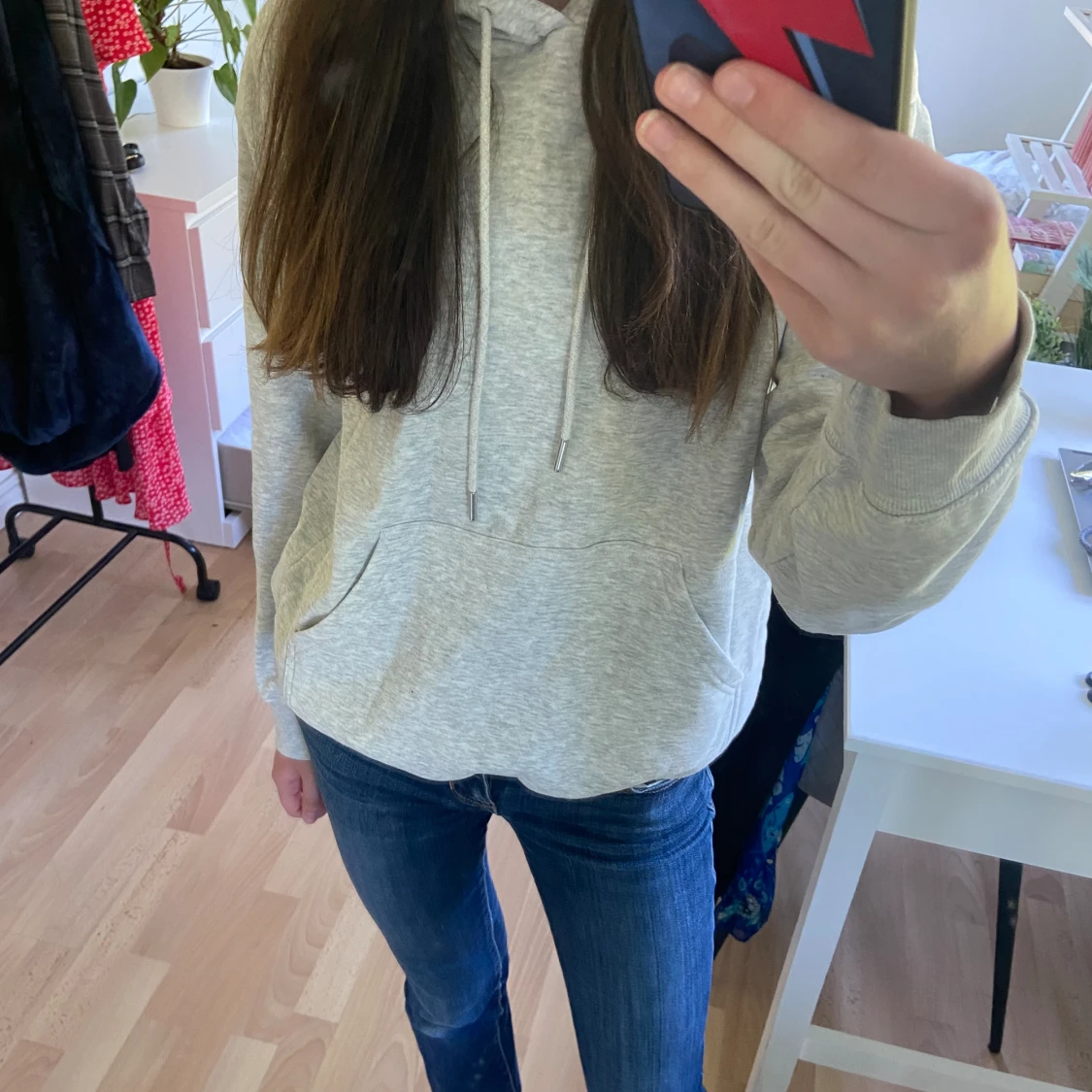 Grå hoodie