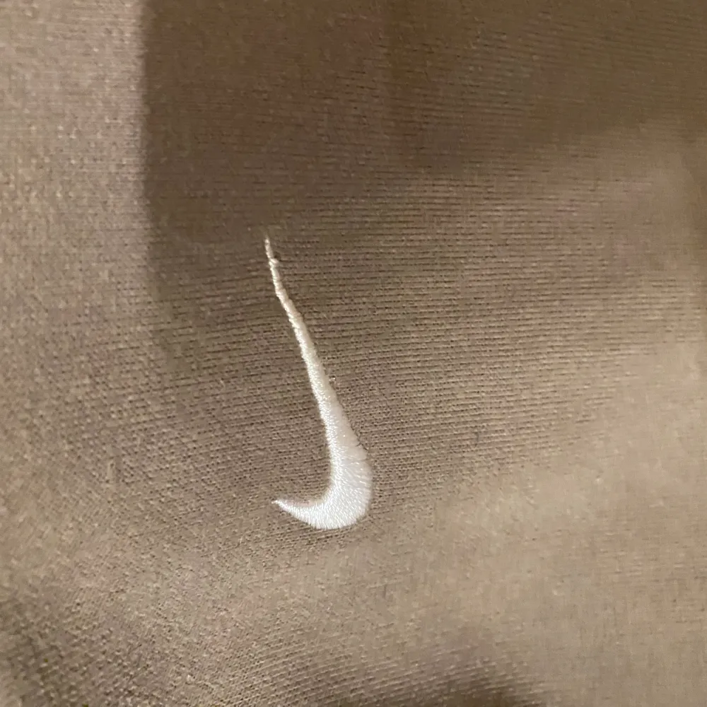 Tjena!! Säljer denna feta Nike hoodie. Grön färg med vit swoosh i mitten. Säljer för att den tyvärr är för kort i ärmarna… säljer även samma model i färgen blå. Så kolla gärna in min profil. Vid frågor eller funderingar tveka inte på att höra av er!. Hoodies.