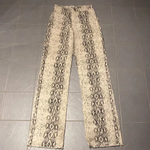 Jeans  - Ett par straight/wide legs högmidjade jeans med ormmönster från zara i väldigt bra skick. 