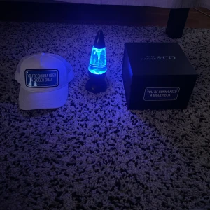 John Hatter Keps - Säljer nu min riktigt feta John Hatter keps som bara använts 2-3 gånger då jag inte trivs i keps. Låda ingår i köpet! Skicket är 9/10! De ända negativa med kepsen är den orangefärgade fläcken på insidan vilket du kan se på tredje bilden! Nypris 999!