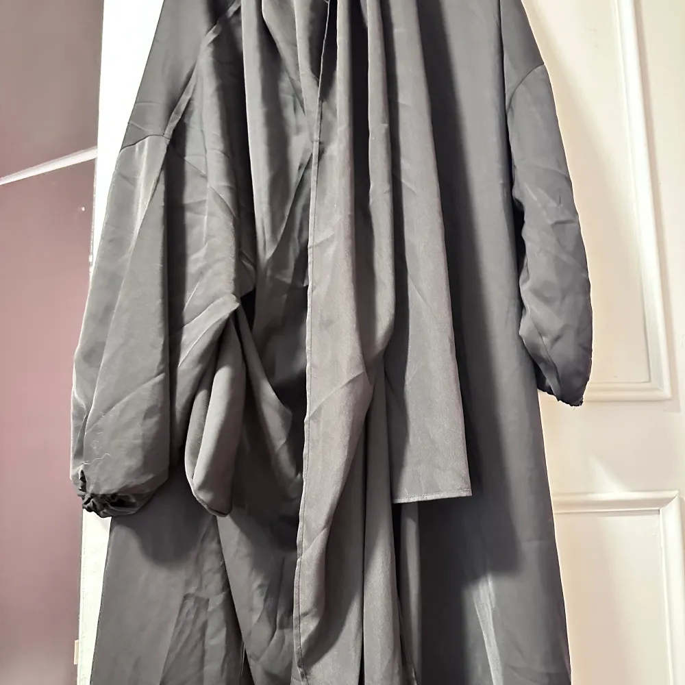 Abaya med fastsydd slöja ONE SIZE, längd passar någon runt 150cm Nyskick endast testade. Nypris var runt 600kr stk 200kr/st eller alla fyra för 600kr. Klänningar.