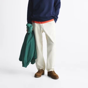 Zara carpenter pants   - Säljer dessa zara kopian av carhartt workpants, bra skick utöver ett litet slitage ( se sista bilden ).   Storlek 38 (passar S)