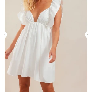 Vit Studentklänning Ciquelle  - Säljer min studentklänning som jag hade på min mottagning förra året!   Klänningen är i storlek S  Använt 1 gång Säljer pga den bara ligger i garderoben och inte kommer till användning🤍 Vid intresse kan fler bilder skickas😁  Nypris 799kr