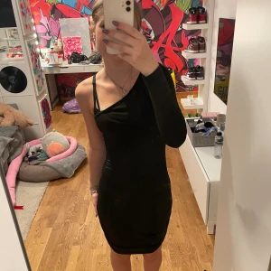 Enarmad klänning  - Svart klänning med en arm, har använt den väldigt lite. Man kan även välja vilken arm som man vill täcka 
