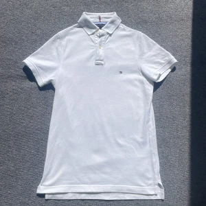 Tommy Hilfiger piké - Tja! Jag säljer en vit Tommy hilfiger piké i storlek xs utan några defekter i nyskick. Passformen är slim fit.