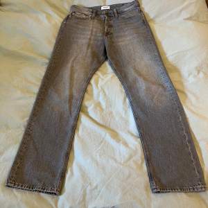 Helt oanvända jeans i perfekt skick från Jack & Jones, modell: Relaxed Chris i storlek W30 L32 (Ca 41-42cm i bredd)