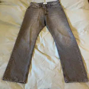 Helt oanvända jeans i perfekt skick från Jack & Jones, modell: Relaxed Chris i storlek W30 L32 (Ca 41-42cm i bredd)