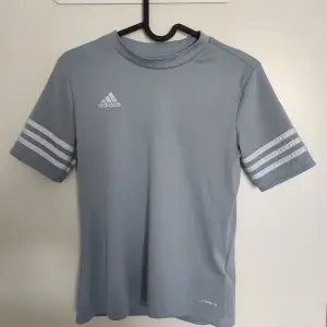 Adidas t-shirt i bra skick