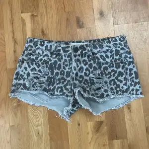 Säljer dessa as coola leopard shorts vidare❤️ Strl XS-S❤️Lägg gärna prisförslag