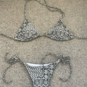 Mönstrad bikini - Så fin mönstrad bikini i grön och vit och med en gulddetalj. Aldrig använd💗