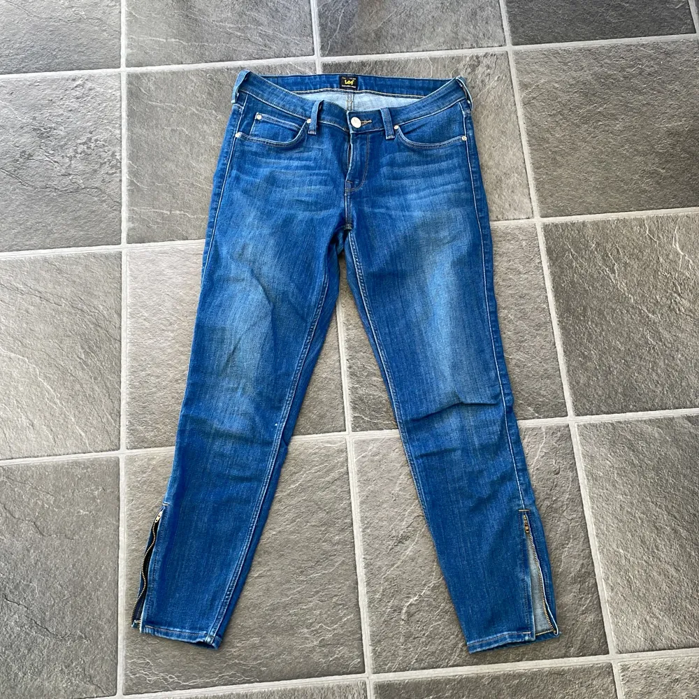 Jeans från Lee, med dragkedja på ankeln.. Jeans & Byxor.